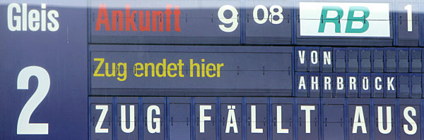 Ein Anzeige weist am Dienstag (10.07.2007) im Hauptbahnhof in Bonn auf einen...