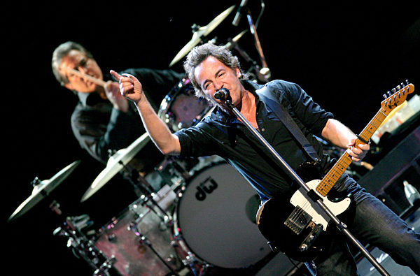 Bruce Springsteen & The E-Street Band (hinten Drummer Max Weinberg) treten...