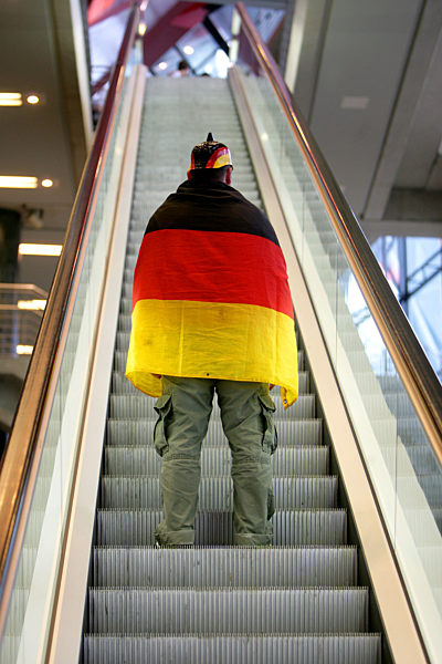 Ein deutscher Fußballfan fährt am Donnerstag (12.06...