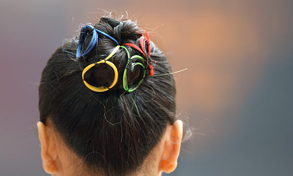 Eine Hostess trägt am Dienstag (09.09.2008) bei den 13...