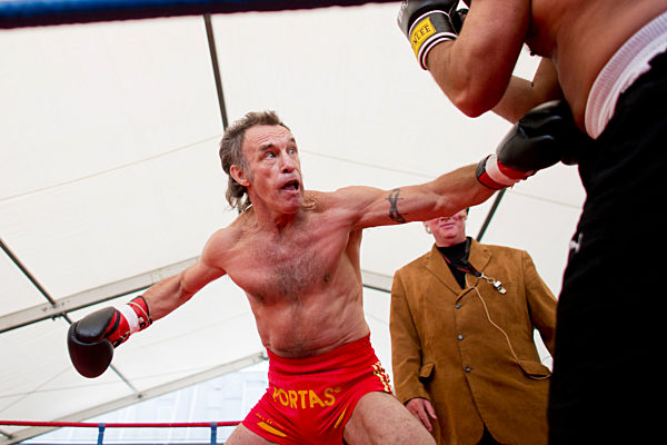 Rene Weller boxt auf Kirmes