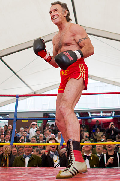 Rene Weller boxt auf Kirmes