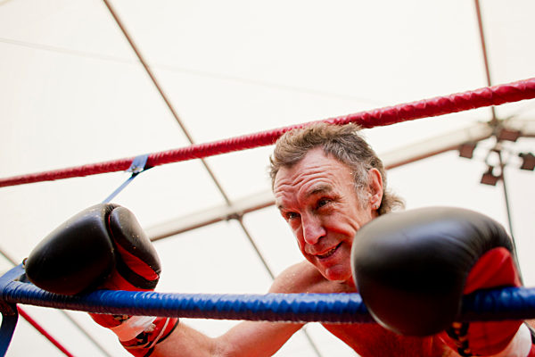 Rene Weller boxt auf Kirmes