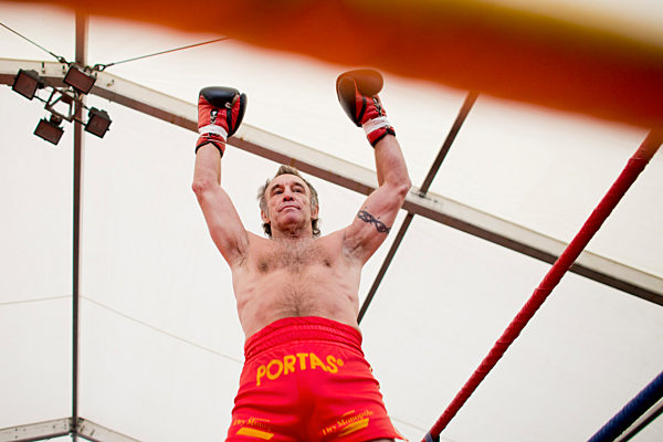 Rene Weller boxt auf Kirmes