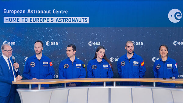 Angehende Astronautinnen und Astronauten der ESA
