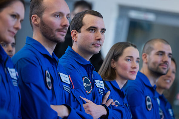 Angehende Astronautinnen und Astronauten der ESA