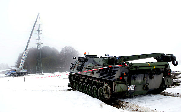 Mit einem Kran und einem Panzer (r) wird am Dienstag (29.11...