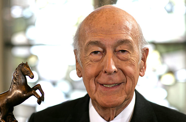 Der frühere französische Staatspräsident Valery Giscard d'Estaing hält am...