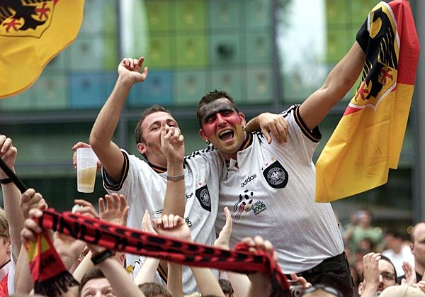 Fußball-WM 2002: Jubelnde Fans in Berlin