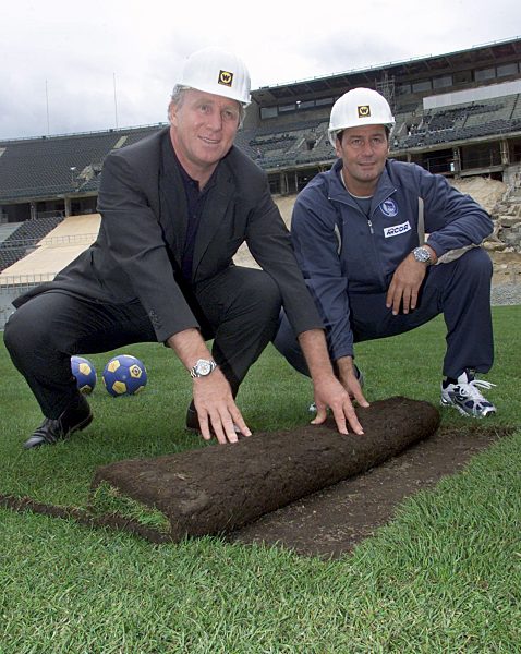 Fußball: Hoeneß und Stevens verlegen Rasen