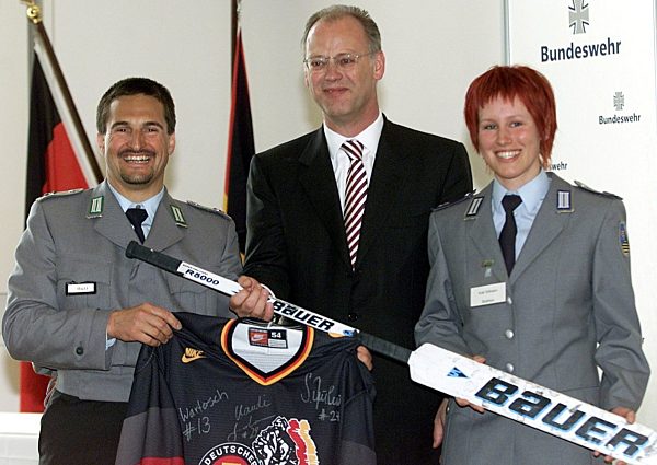 Sportpolitik: Scharping mit Hackl und Wilhelm