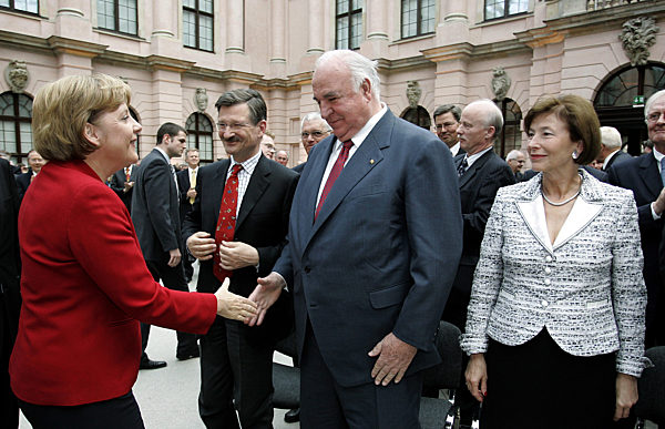 Abgela Merkel bei Übergabe des Präsidentenamtes beim Deutschen Sparkassen- und Giroverband