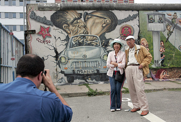 Touristen an der East-Side-Gallery