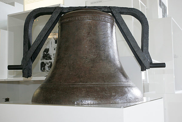 Die Glocke des von einem sowjetischen U-Boot 1945 versenkten Schiffs...