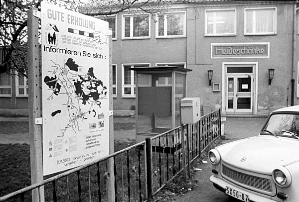 Trabant vor Heideschänke in der Dübener Heide