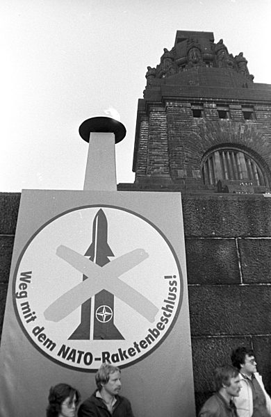 Friedensmanifestation der FDJ am Völkerschlachtdenkmal Leipzig