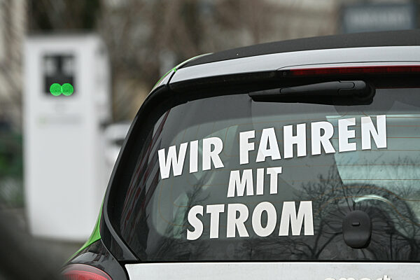 Wir fahren mit Strom / Elektrisches Firmenfahrzeug