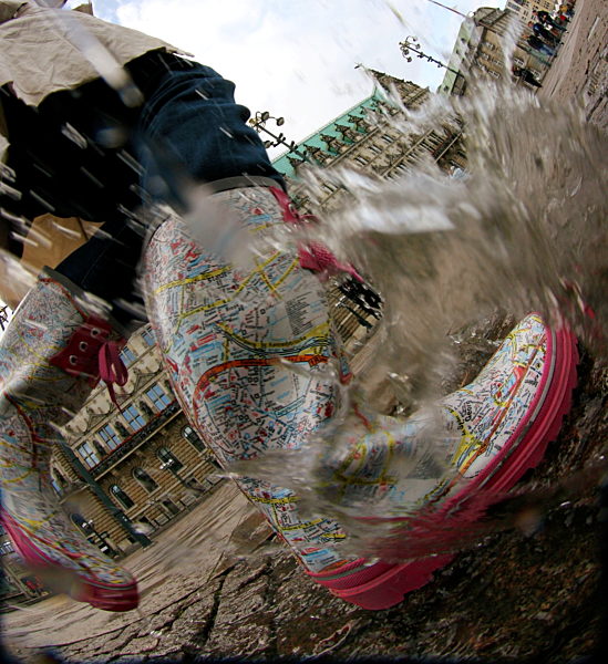 ILLUSTRATION - Eine Frau läuft am Sonntag (04.10...