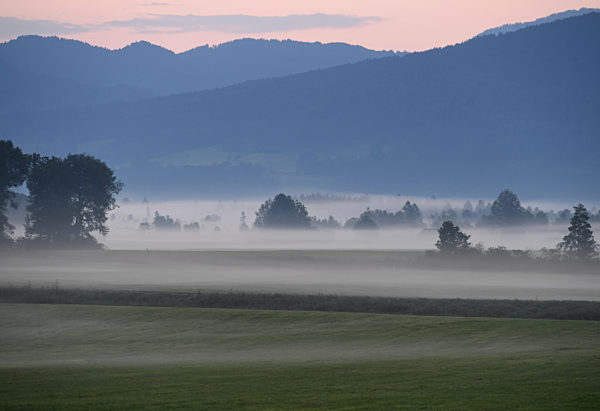 Morgennebel in den Bergen