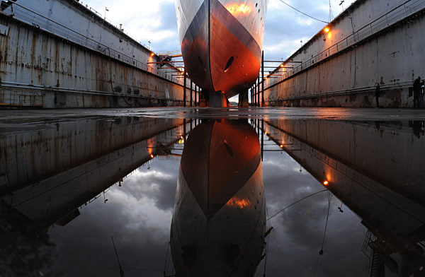 "Gorch Fock" wird aus Werft ausgedockt