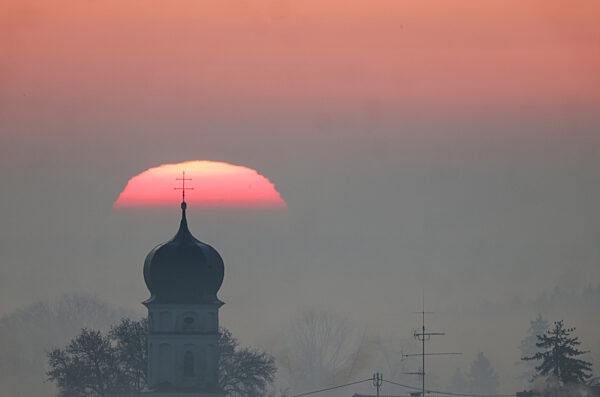 Saharastaub - trübe Sonne am grauen Himmel