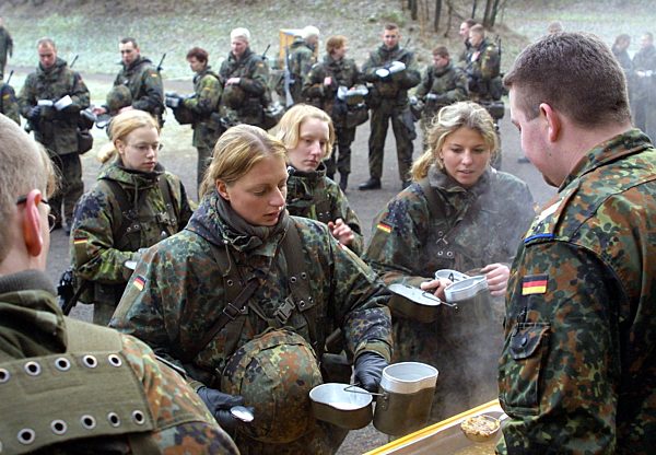 Bundeswehr-Soldatinnen in Übungspause: Essenausgabe