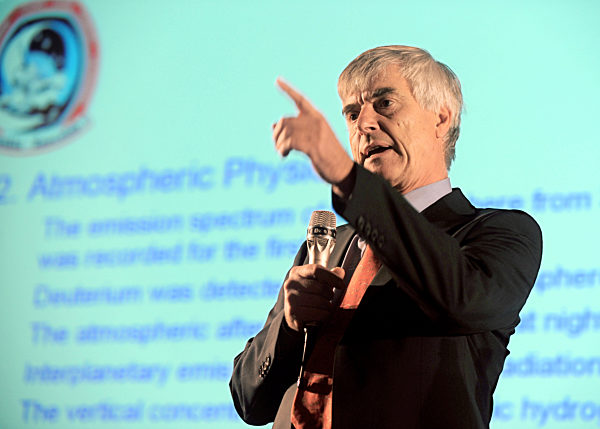 Der ehemalige deutsche Astronaut in Europas Weltraumlabor "Spacelab"...