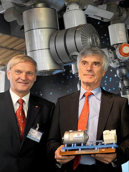 Die beiden ehemaligen deutschen Astronauten in Europas Weltraumlabor...