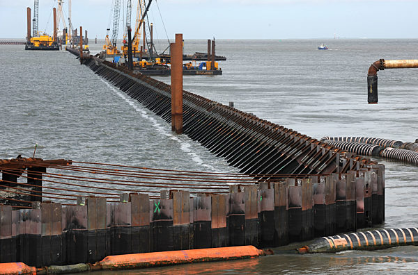 Die Spundwand zum künftigen JadeWeserPort in Wilhelmshaven ist am 05.05...