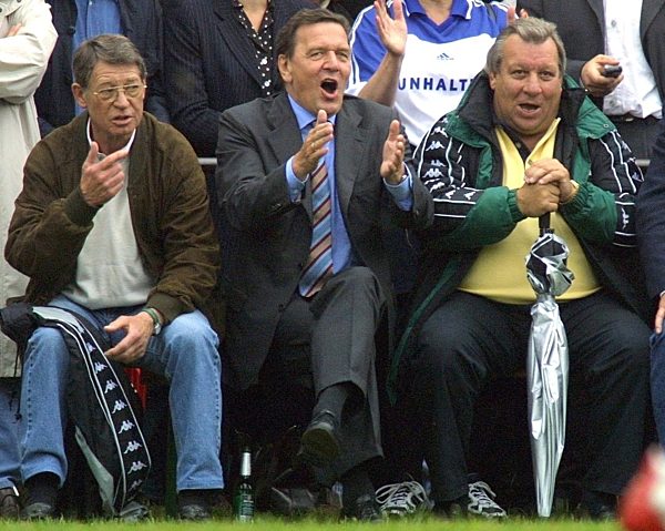 Kanzler bei Benefiz-Fußballspiel in Worpswede