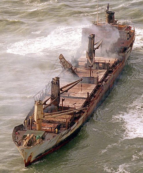 Frachter "Pallas" verliert weiter Öl