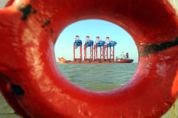 Ankunft Containerbrücken JadeWeserPort