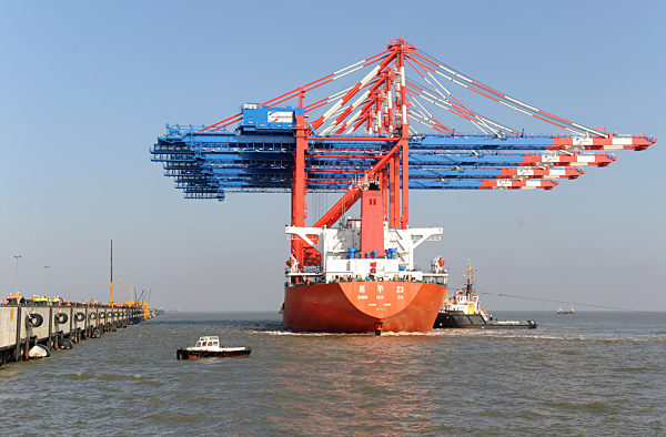 Ankunft Containerbrücken JadeWeserPort