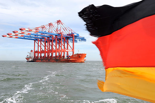 Schiff mit Containerbrücken darf nicht anlegen