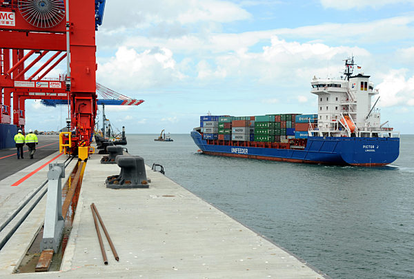 Erstes Containerschiff am JadeWeserPort