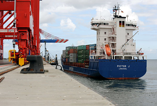 Erstes Containerschiff am JadeWeserPort