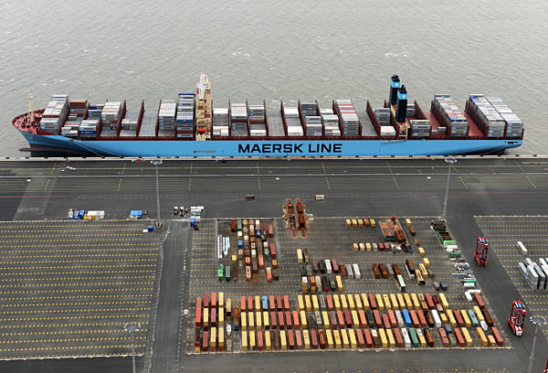 Containerriese am JadeWeserPort