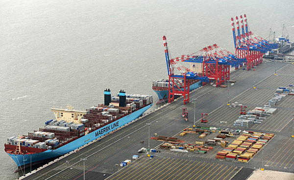 Containerriese am JadeWeserPort