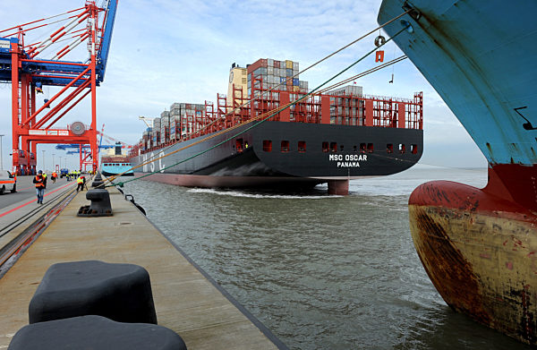 Größtes Containerschiff der Welt in JadeWeserPort