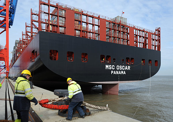 Größtes Containerschiff der Welt in JadeWeserPort