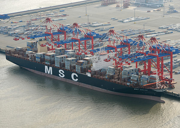 Größtes Containerschiff der Welt in JadeWeserPort