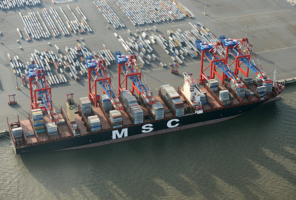 Größtes Containerschiff der Welt in JadeWeserPort