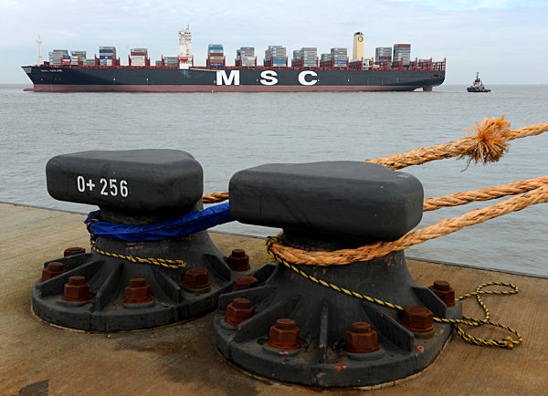 Größtes Containerschiff der Welt in JadeWeserPort