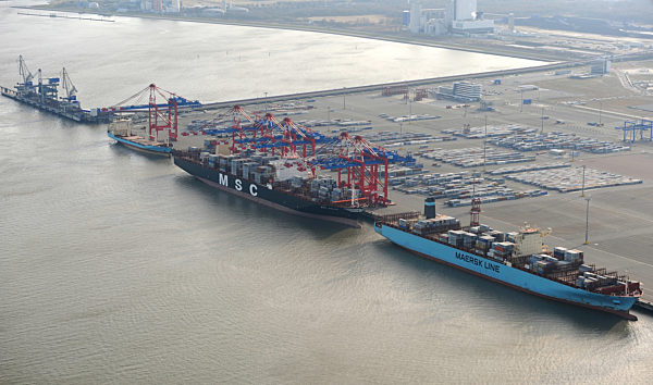 Größtes Containerschiff der Welt in JadeWeserPort