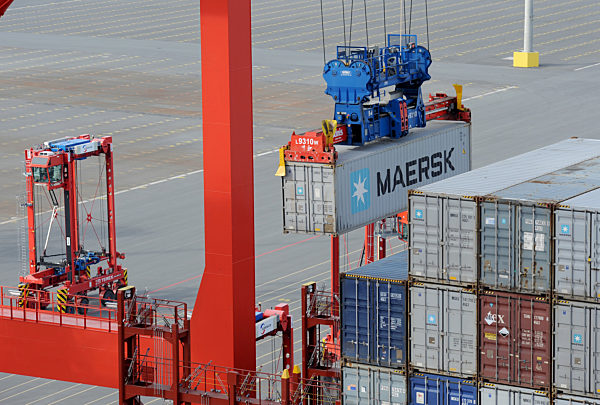 Größtes Containerschiff der Welt in JadeWeserPort