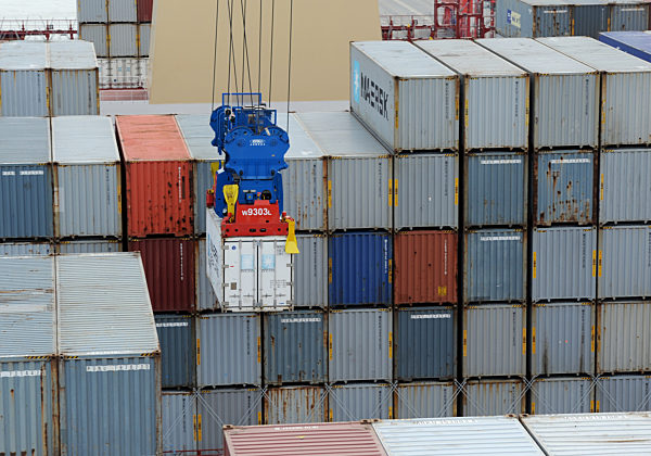 Größtes Containerschiff der Welt in JadeWeserPort
