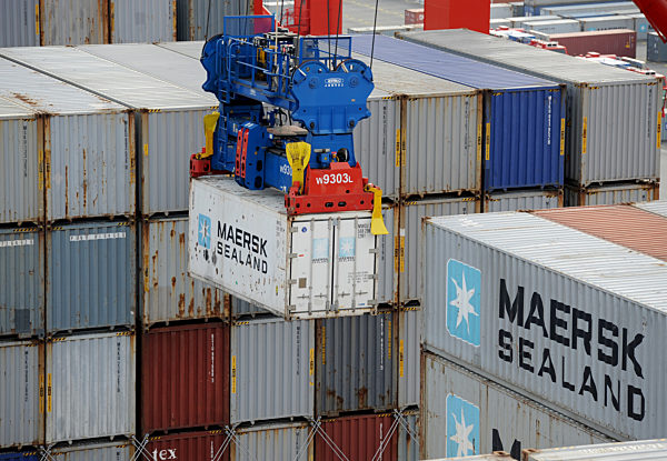 Größtes Containerschiff der Welt in JadeWeserPort