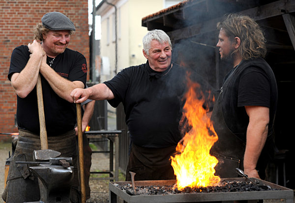 Heinz Hoenig schmiedet Friedensnägel