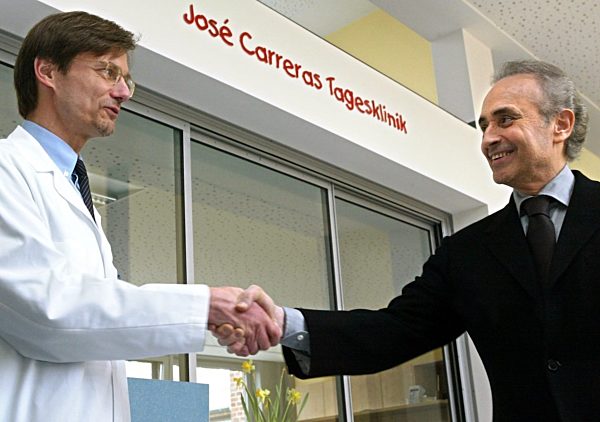 Jose Carreras besucht Bremer Krebsklinik für Kinder