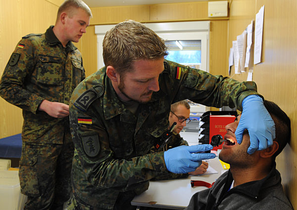 Bundeswehr-Sanitäter helfen in Flüchtlingsunterkunft